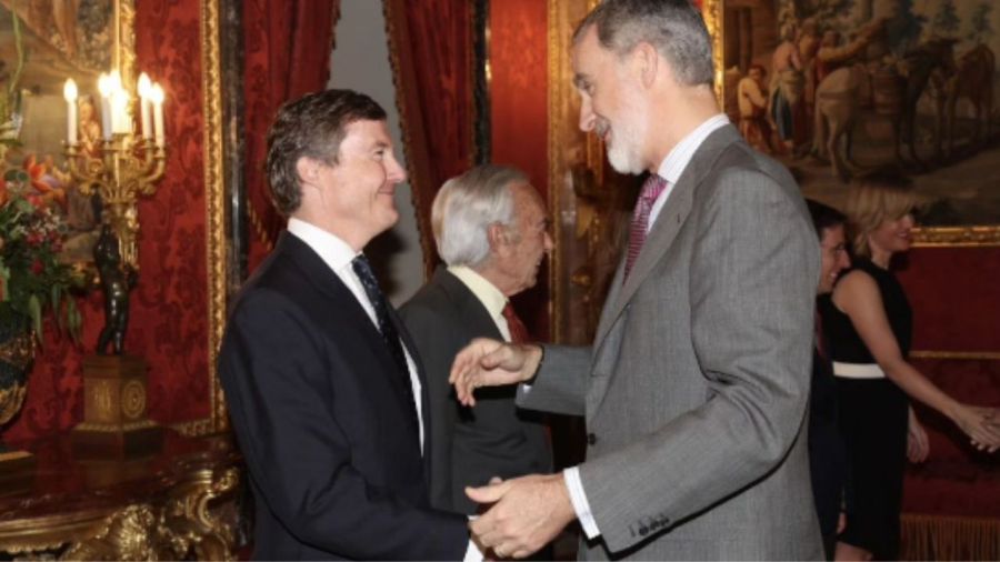 Pedro de Borbón junto a su primo, el rey Felipe VI