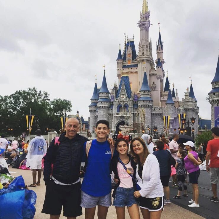 Margarita junto a sus padres y su hermano.