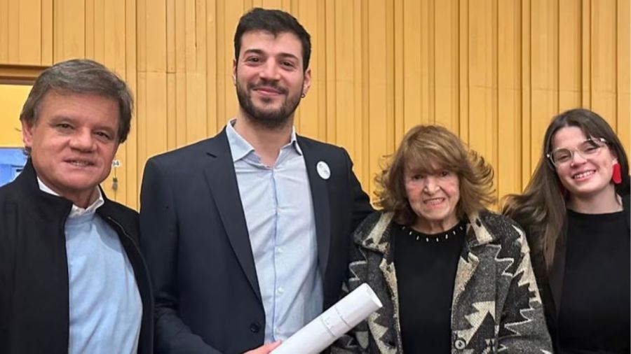 Quique Sacco, Agustín y Luna Funes, y la mamá de la periodista, Marta Lea Volpin.