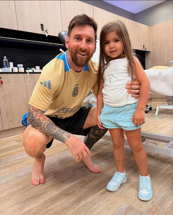 Olivia junto a Lionel Messi