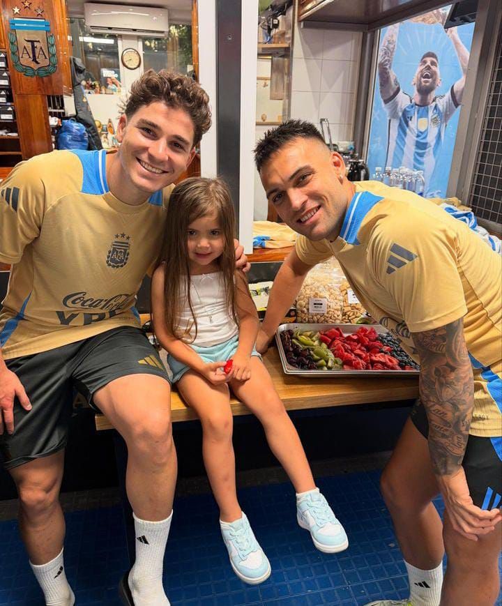 Olivia con Julián Álvarez y Lautaro Martínez.