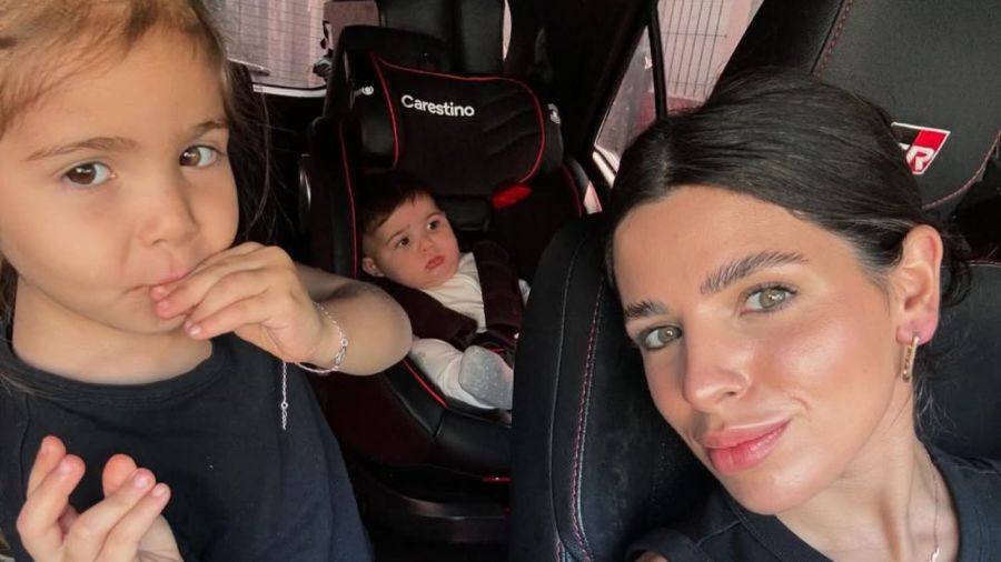 Valentina Cervantes junto a sus hijos, Olivia y Benjamín