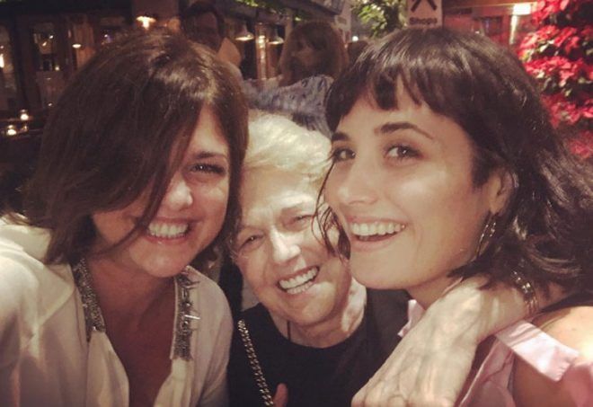 Araceli González junto a su madre e hija