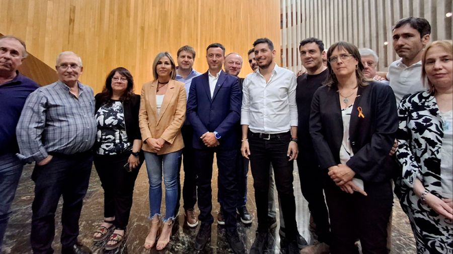 Rodrigo de Loredo y Marcos Ferrer junto a los Legisladores radicales