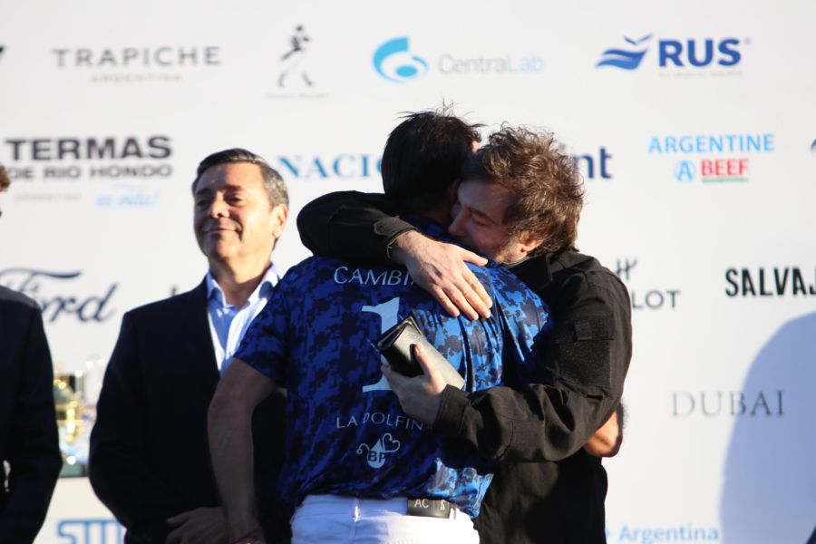 El abrazo de Javier Milei y Adolfo Cambiaso en la final del Abierto de Polo