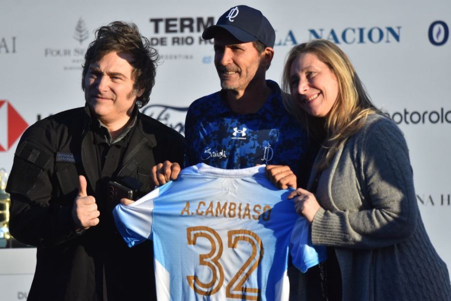 Javier y Karina Milei junto a Adolfo Cambiaso en el Abierto de Polo