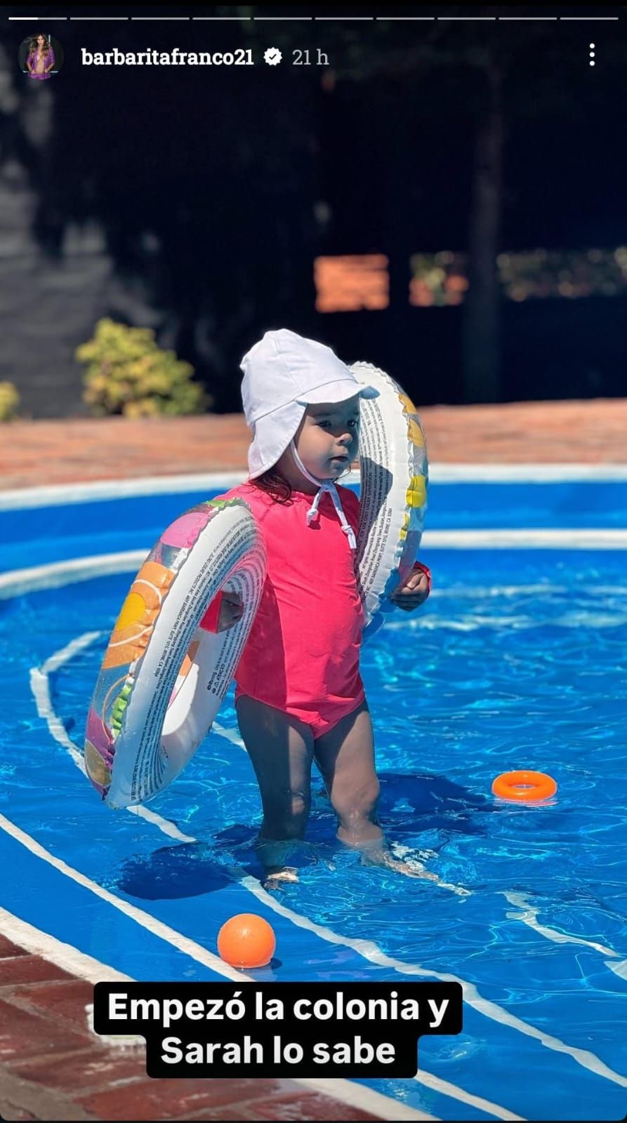 Sarah Burlando en la pileta