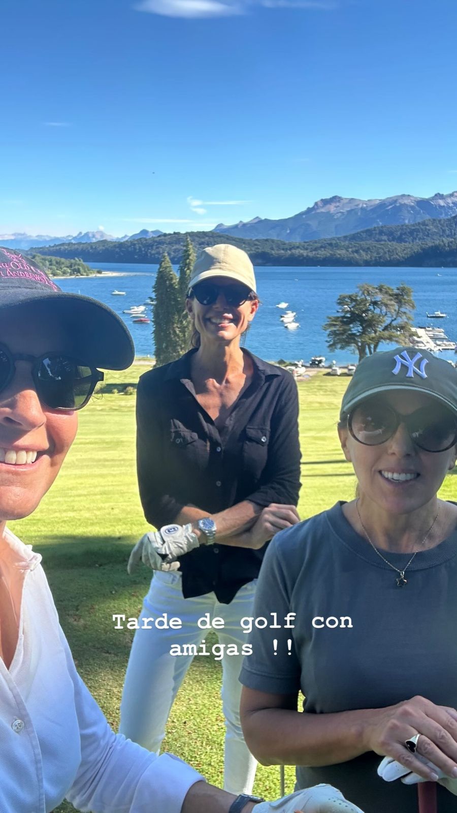 El look sporty y en tendencia de Juliana Awada para jugar al golf