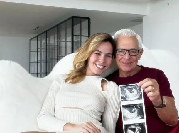 Elina y Eduardo al anunciar que se convertirian en padres de Kahlo Milagro