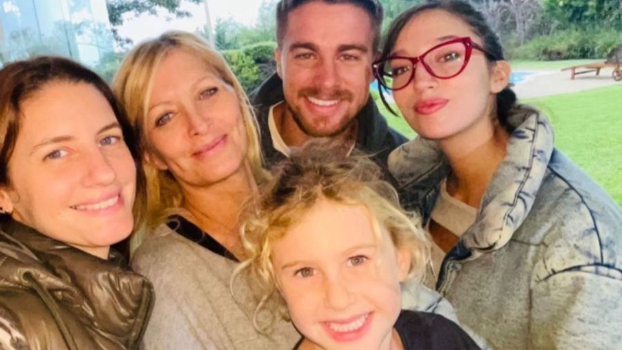 Stefano Di Aloy junto a su madre, Yuyito González, sus hermanas, Bárbara y Brenda, y su sobrina