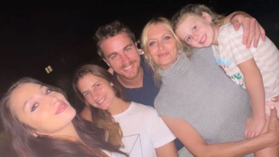 Stefano Di Aloy junto a su madre, sus hermanas y su sobrina