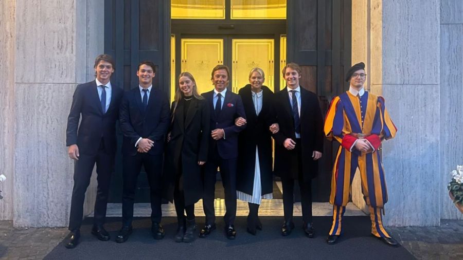 Valeria Mazza y familia en el Vaticano