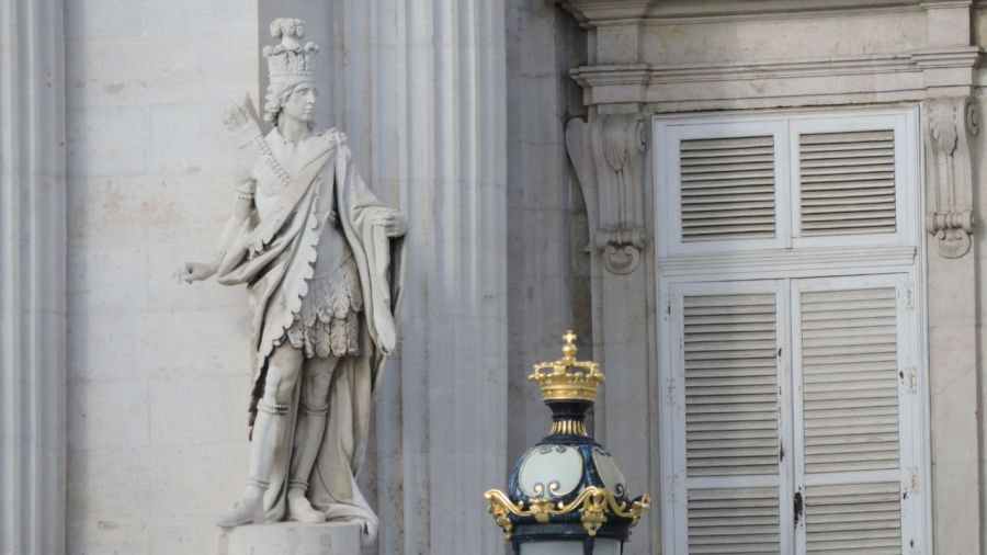 La figura de Moctezuma II en el imponente Palacio Real de Madrid. 