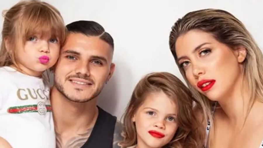 Wanda Nara y Mauro Icardi junto a sus hijas.