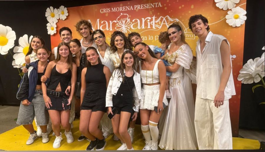 Sienna, Allegra e Indiana Cubero con el elenco de Margarita