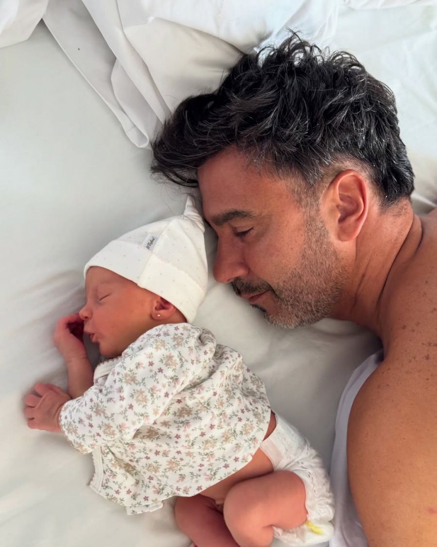 La primera foto que compartió Fede Hoppe con sus seguidores, durmiendo con su hija Amanda.