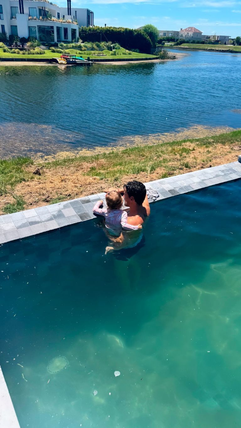 Nico Maccari y Vita disfrutando de la piscina.