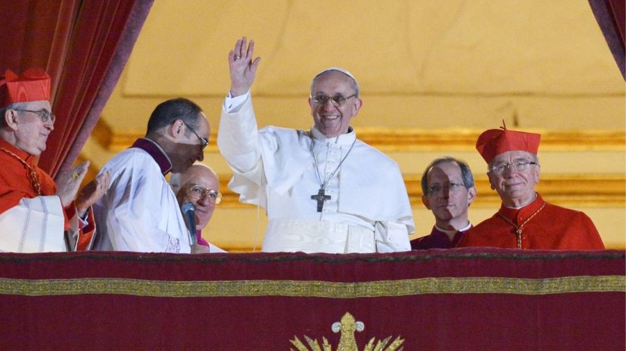 Jorge Mario Bergoglio, sonriente, saluda por primera vez a los fieles como sucesor de Benedicto XVI