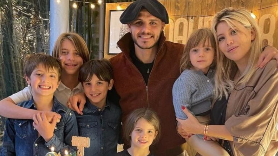 Mauro Icardi y Wanda con sus hijos