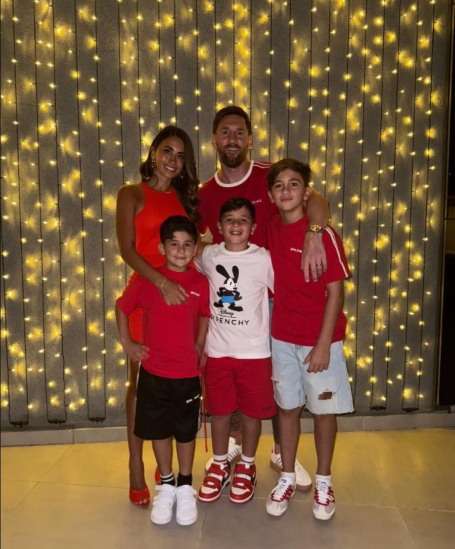 Antonela y Messi junto a sus hijos: Thiago, Mateo y Ciro