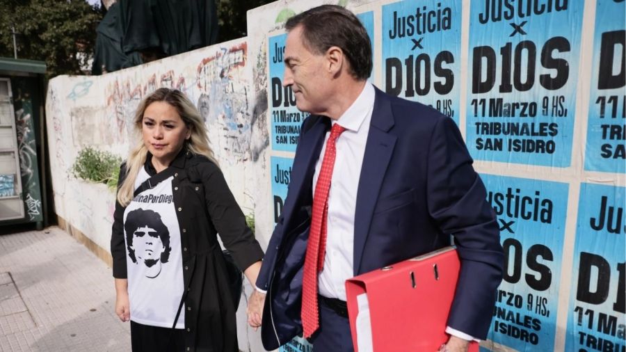 Verónica Ojeda junto a su abogado y pareja, Mario Baudry, antes de ingresar a Tribunales