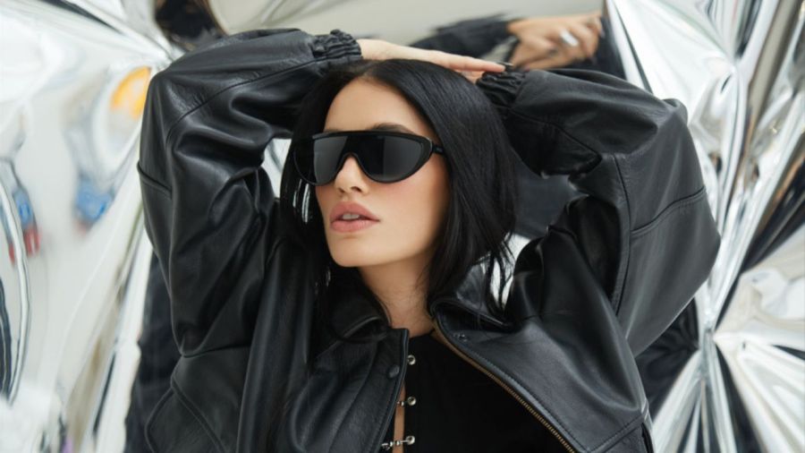 Lali con los lentes Groupie