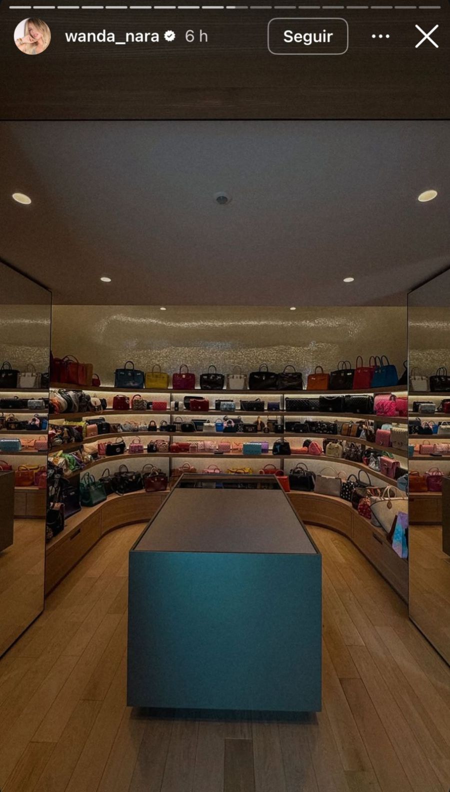 Vestidor de lujo y colección de carteras de Wanda Nara en Milán