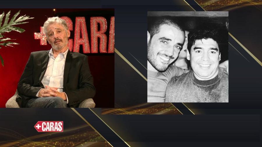 Germán Palacios viendo la foto que tanto ama con Diego Maradona, su ídolo 