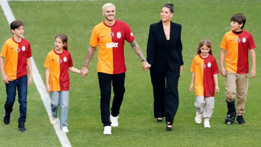 Mauro Icardi y Wanda entrando al estadio del Galatasaray