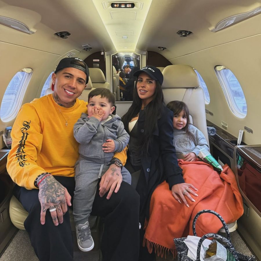 Valentina Cervantes y Enzo Fernández junto a sus hijos: Olivia y Benjamín Fernández.