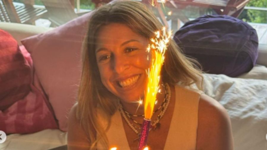 Flor Bertotti festejando su cumpleaños en el living de su casa