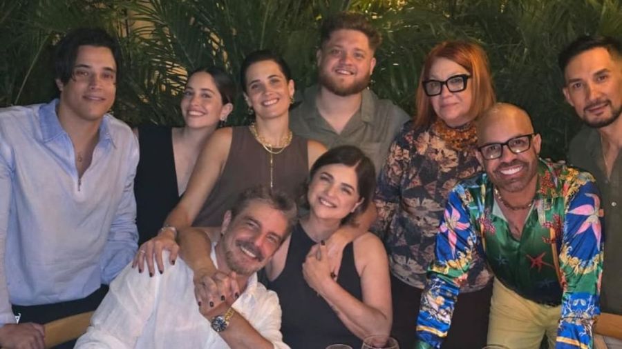 Araceli junto a su esposo, hijos y amigos
