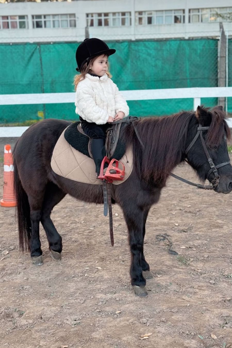 Sarah Burlando montando a caballo