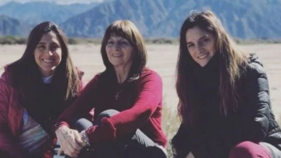 Soledad y Natalia, en su juventud, junto a Griselda, su madre