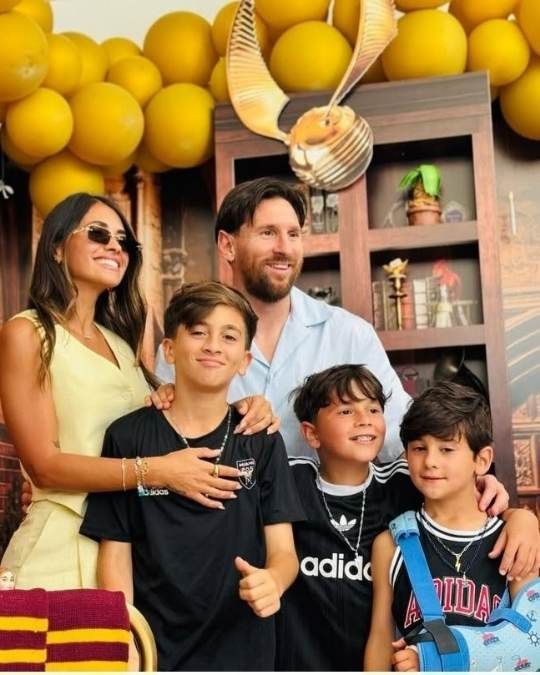 Lionel y Antonela junto a sus hijos