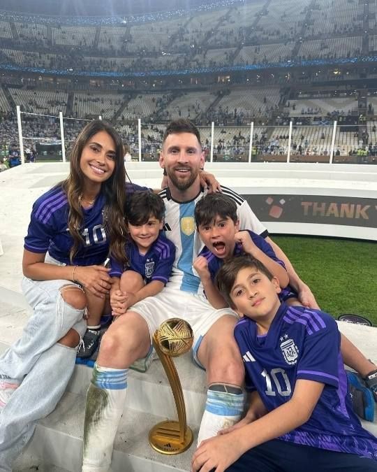 Antonela y Lionel junto a sus hijos en el Mundial 2022