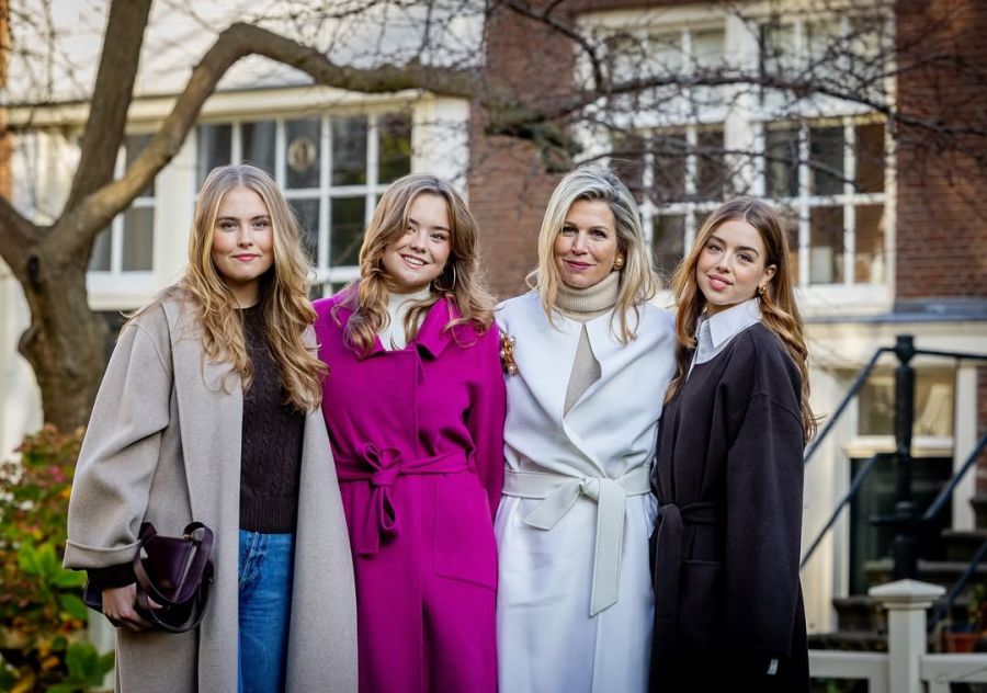 Máxima junto a sus hijas