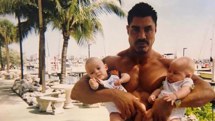 Ricardo Fort y sus hijos, los mellizos Marta y Felipe, nacidos el 24 de febrero en Los Ángeles, California, Estados Unidos