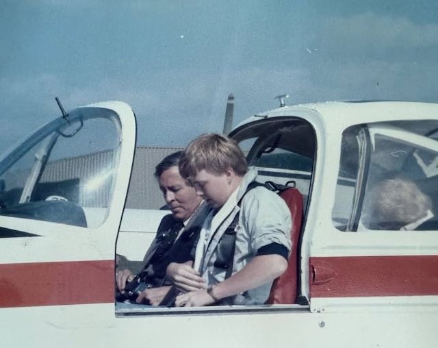 Guillermo Alejandro piloteando en su juventud