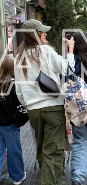 El look de la China Suárez para pasear por el Barrio Chino