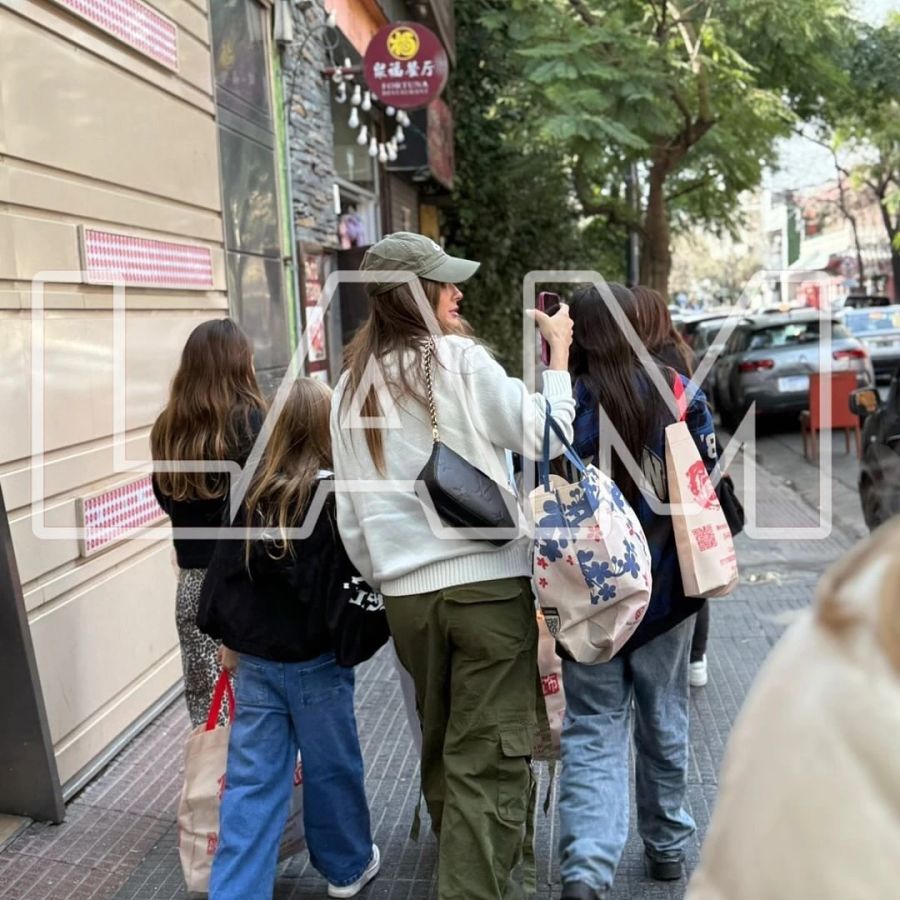 China Suárez con Francesca e Isabella en el Barrio Chino