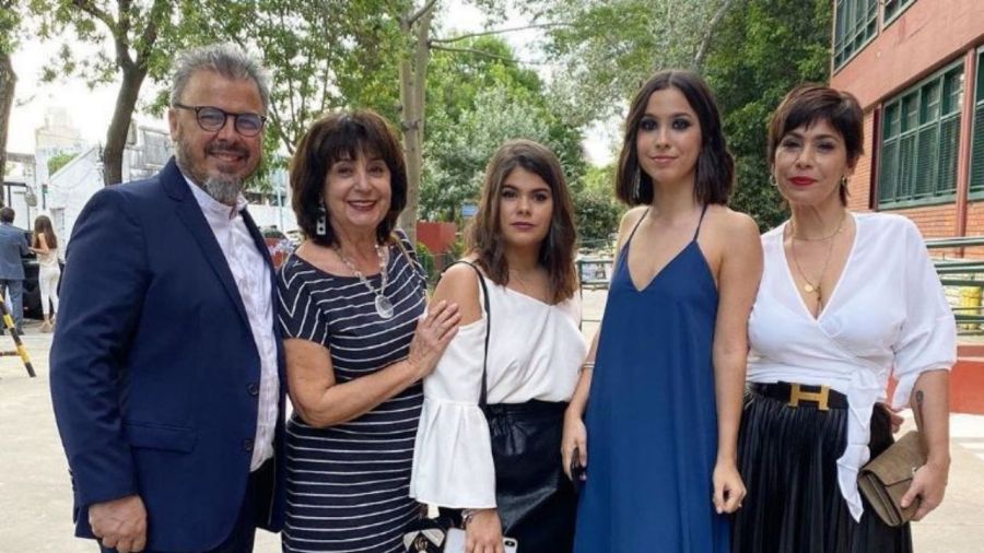 Donato junto a su suegra, sus hijas y su esposa