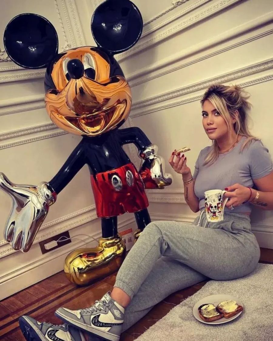 Wanda junto a su escultura de Mickey Mouse