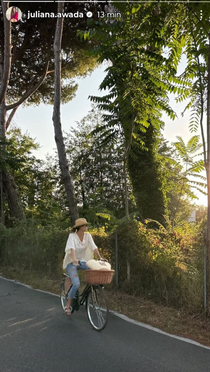 Juliana Awada y el jean ideal para un paseo al atardecer