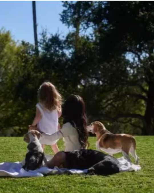 Meghan junto a su hija y sus mascotas