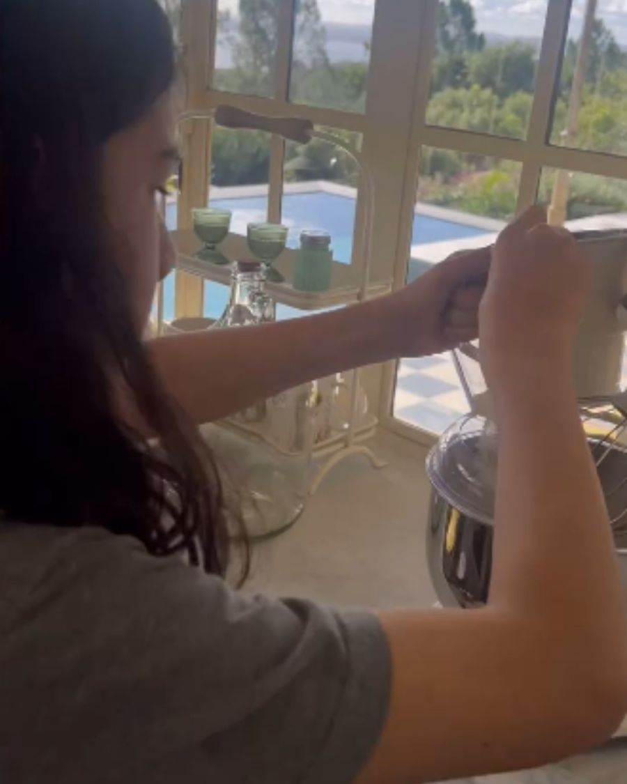 Merlín preparando las galletitas de jengibre y miel junto a su madre