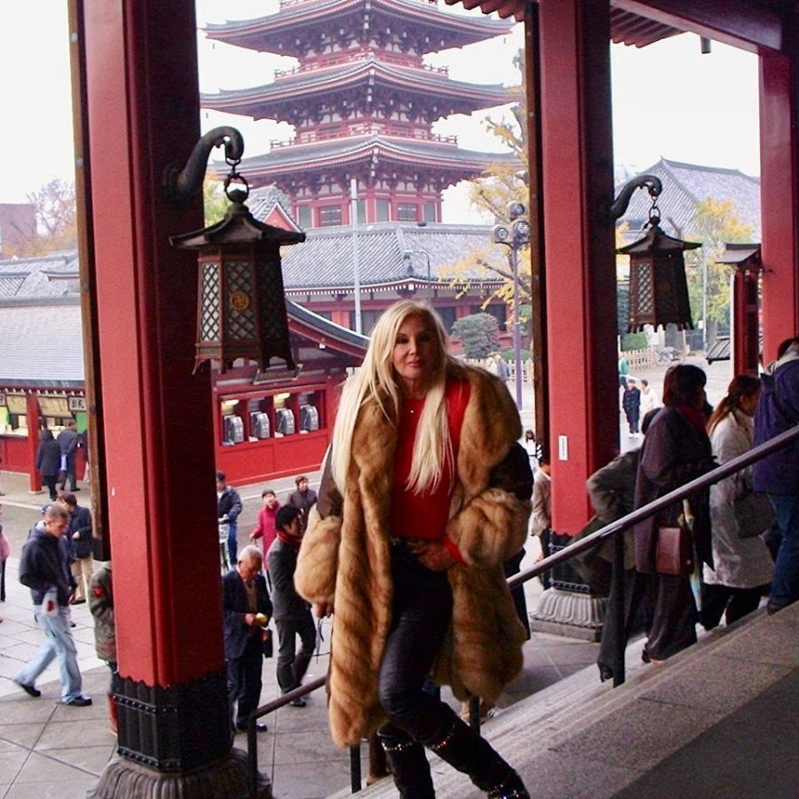 Susana en Tokio con un statment coat marrón