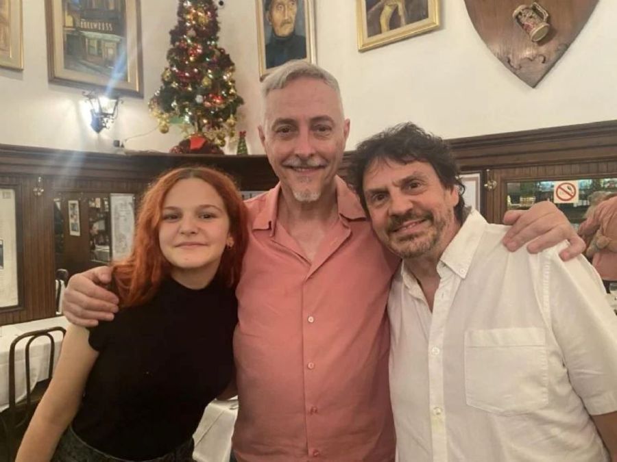 Felipe Pigna y su hija junto con Pedro Aznar.