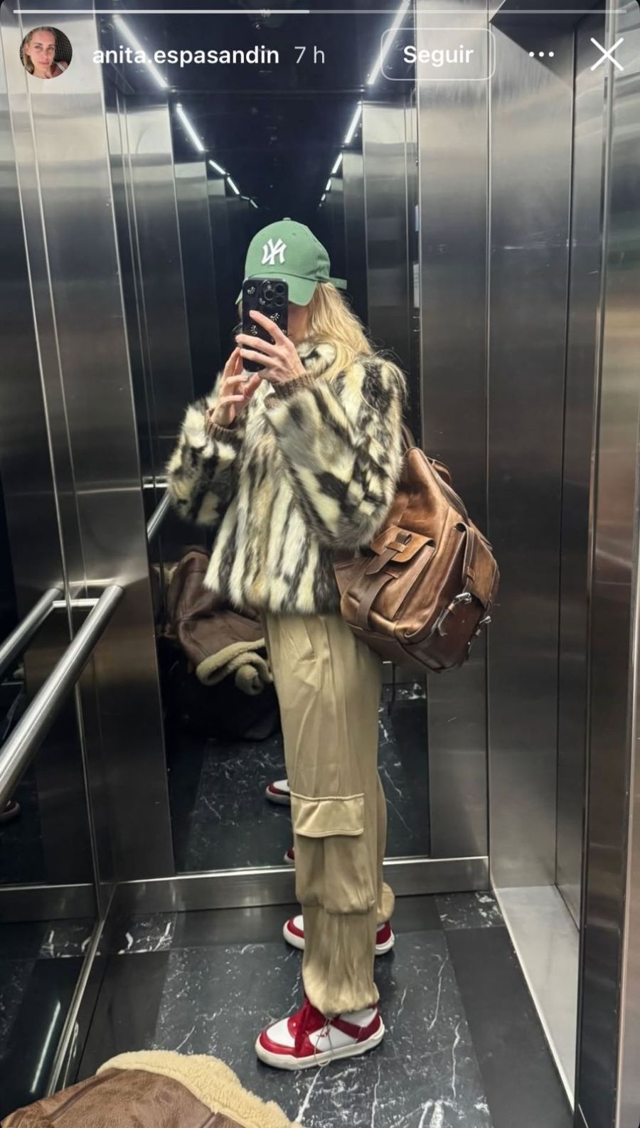 El look urbano de Anita Espasandín con pantalones cargo y tapado de piel