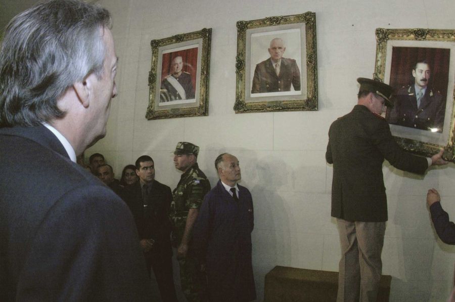 El histórico retiro del cuadro de Videla por Víctor Bugge.